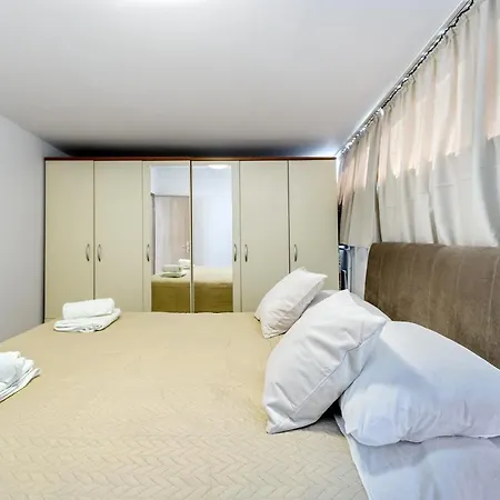 Comfort Holiday - With Parking And Balcony ザダル